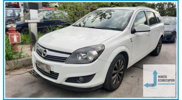OPEL ASTRA A04 del 2010 parti usate e ricambi