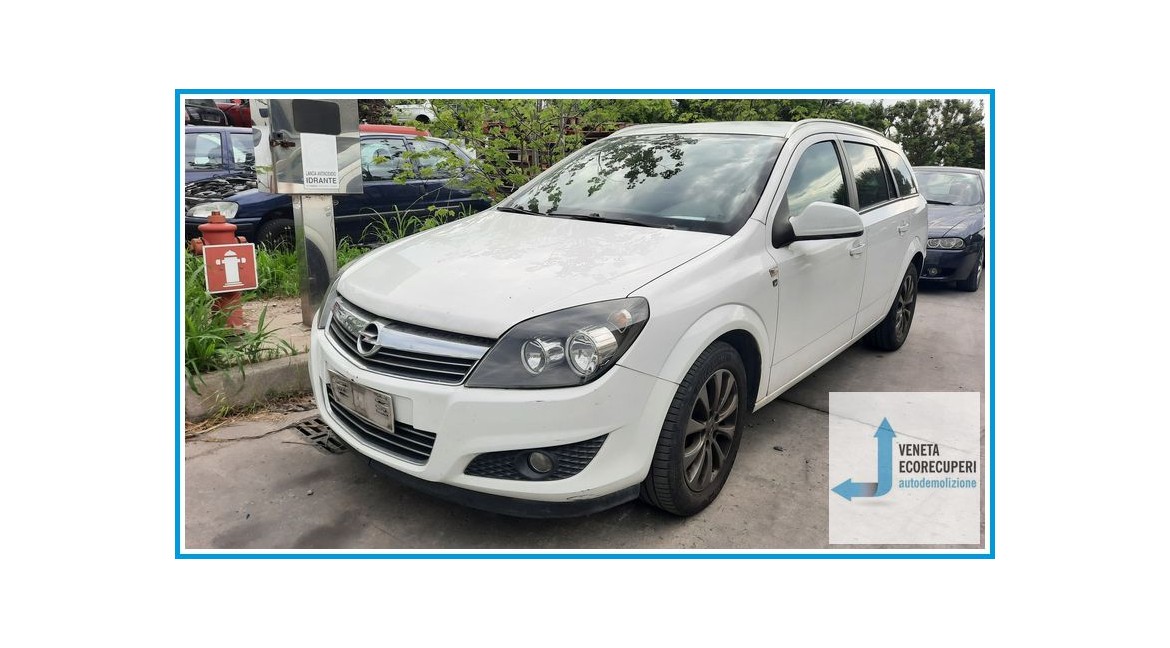 OPEL ASTRA A04 del 2010 parti usate e ricambi