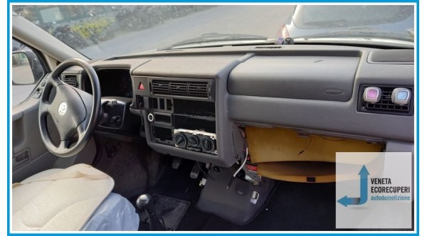 VOLKSWAGEN TRANSPORTER FURGONE 7H del 2002 parti usate e ricambi - Tipo Motore AXL