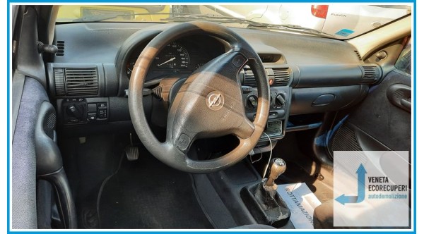 OPEL CORSA S93 del 2000 parti usate e ricambi