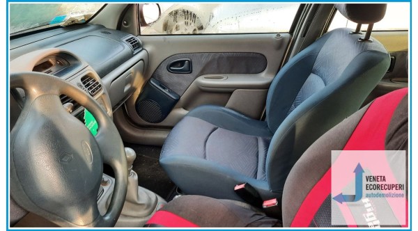 RENAULT CLIO 2a Serie  del 2001 parti usate e ricambi - Tipo Motore D4FB7