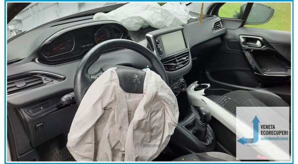PEUGEOT 208  del 2014 parti usate e ricambi - Tipo Motore HM01