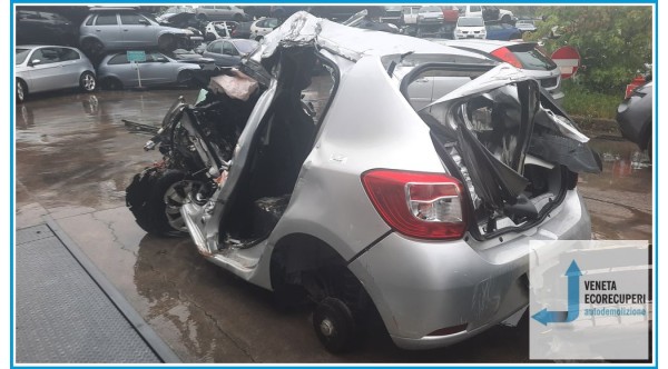 DACIA SANDERO 2a Serie  del 2015 parti usate e ricambi - Tipo Motore D4FF7