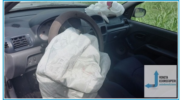 RENAULT CLIO 2a Serie  del 2001 parti usate e ricambi - Tipo Motore D4FB7