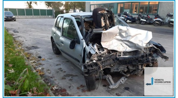 RENAULT CLIO 2a Serie  del 2004 parti usate e ricambi - Tipo Motore D7FG7