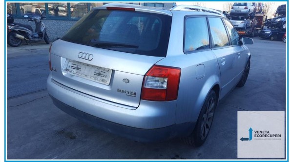 AUDI A4 8E del 2002 parti usate e ricambi - Tipo Motore AKE