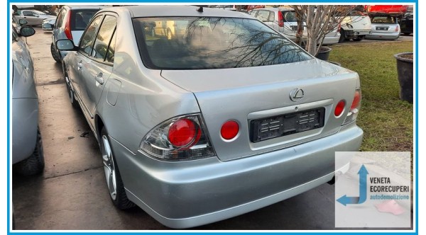 LEXUS IS 1a Serie  del 2002 parti usate e ricambi