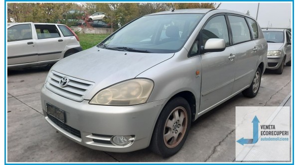 TOYOTA AVENSIS VERSO  del 2002 parti usate e ricambi