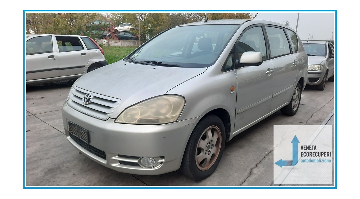 TOYOTA AVENSIS VERSO  del 2002 parti usate e ricambi