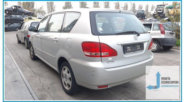 TOYOTA AVENSIS VERSO  del 2002 parti usate e ricambi