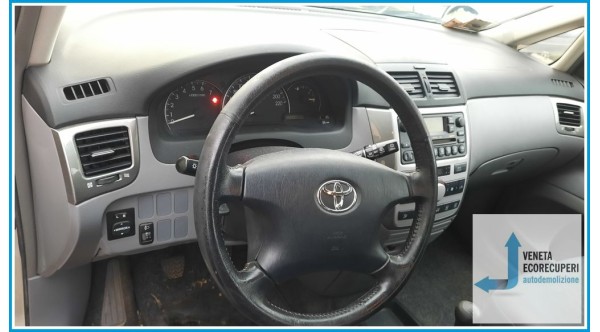 TOYOTA AVENSIS VERSO  del 2002 parti usate e ricambi