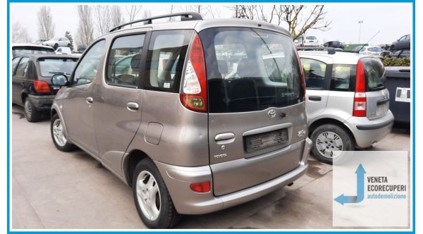 TOYOTA YARIS VERSO  del 2003 parti usate e ricambi