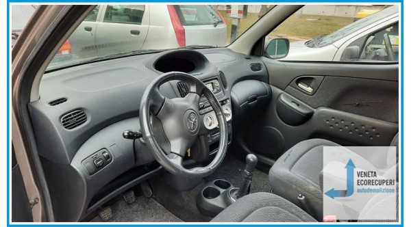TOYOTA YARIS VERSO  del 2003 parti usate e ricambi