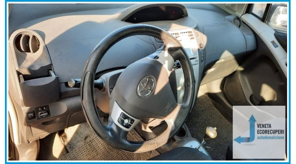 TOYOTA YARIS  del 2006 parti usate e ricambi