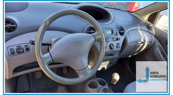 TOYOTA YARIS JPP del 2000 parti usate e ricambi