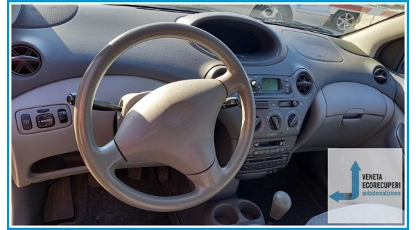 TOYOTA YARIS JPP del 2000 parti usate e ricambi