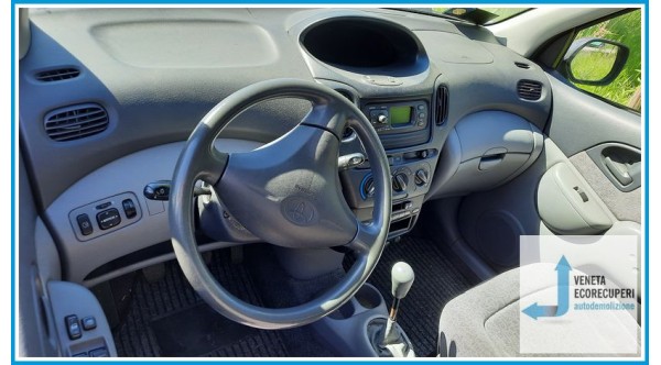 TOYOTA YARIS VERSO  del 2002 parti usate e ricambi